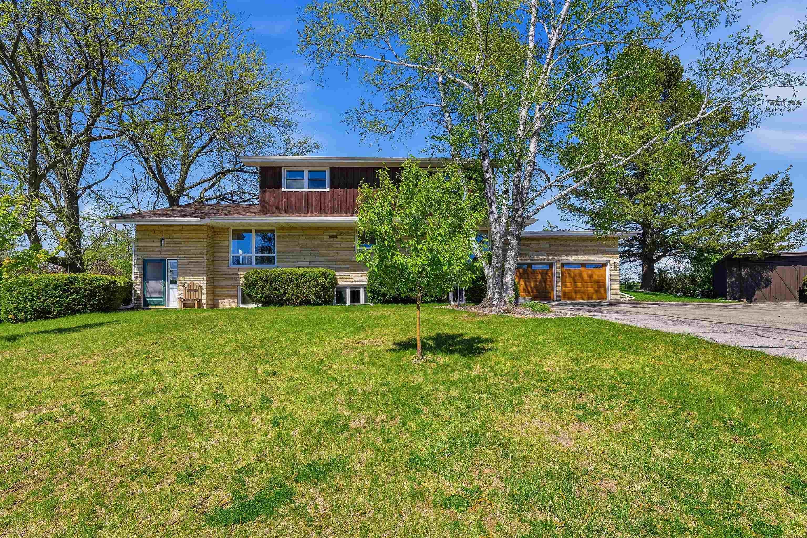 Single Family 5BR 4BA - 319 Hillcrest Drive, Beaver Dam, WI