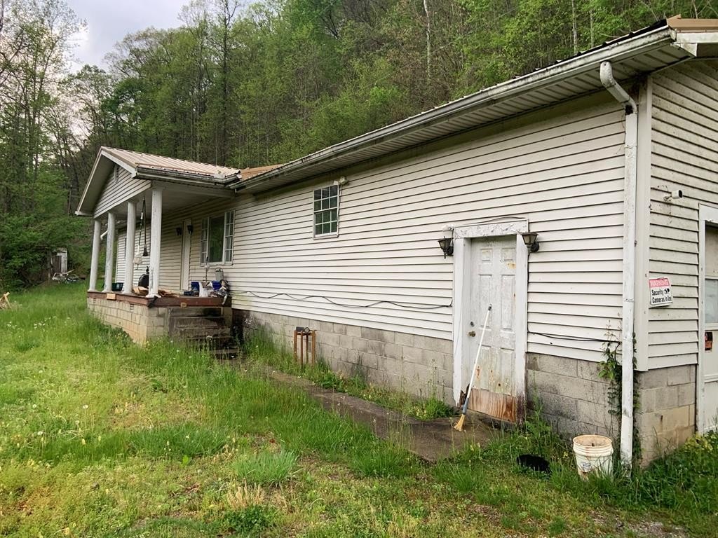 Single Family 3BR 2BA - 1871 Collins Highway, Pikeville, KY