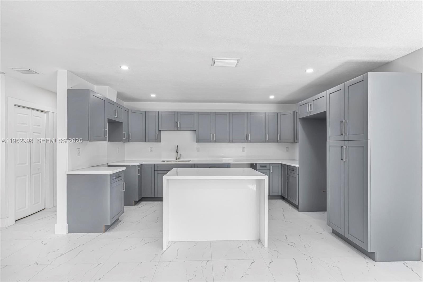 Single Family 5BR 3BA - 2901 SW 92nd Ave, Miami, FL