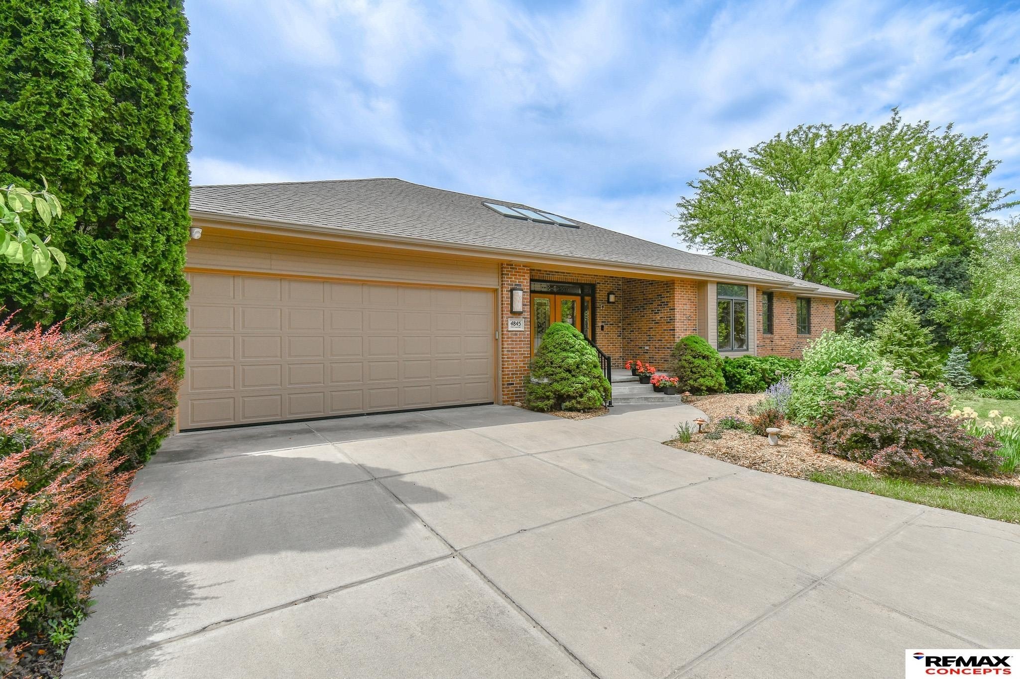 Single Family 2BR 4BA - 4845 Old Creek Road, Lincoln, NE
