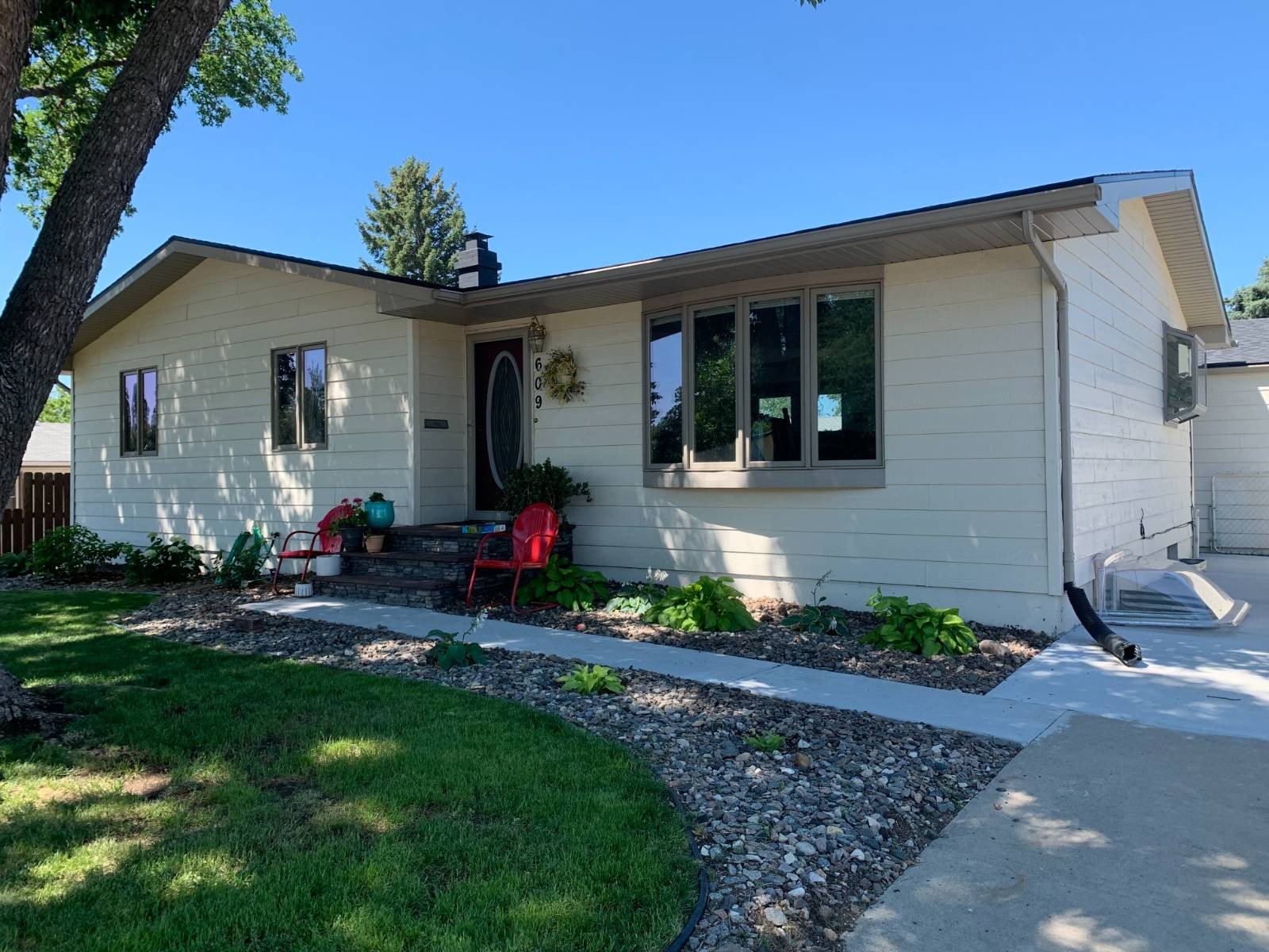 Single Family 3BR 3BA - 609 N. Oneida Ave, Pierre, SD