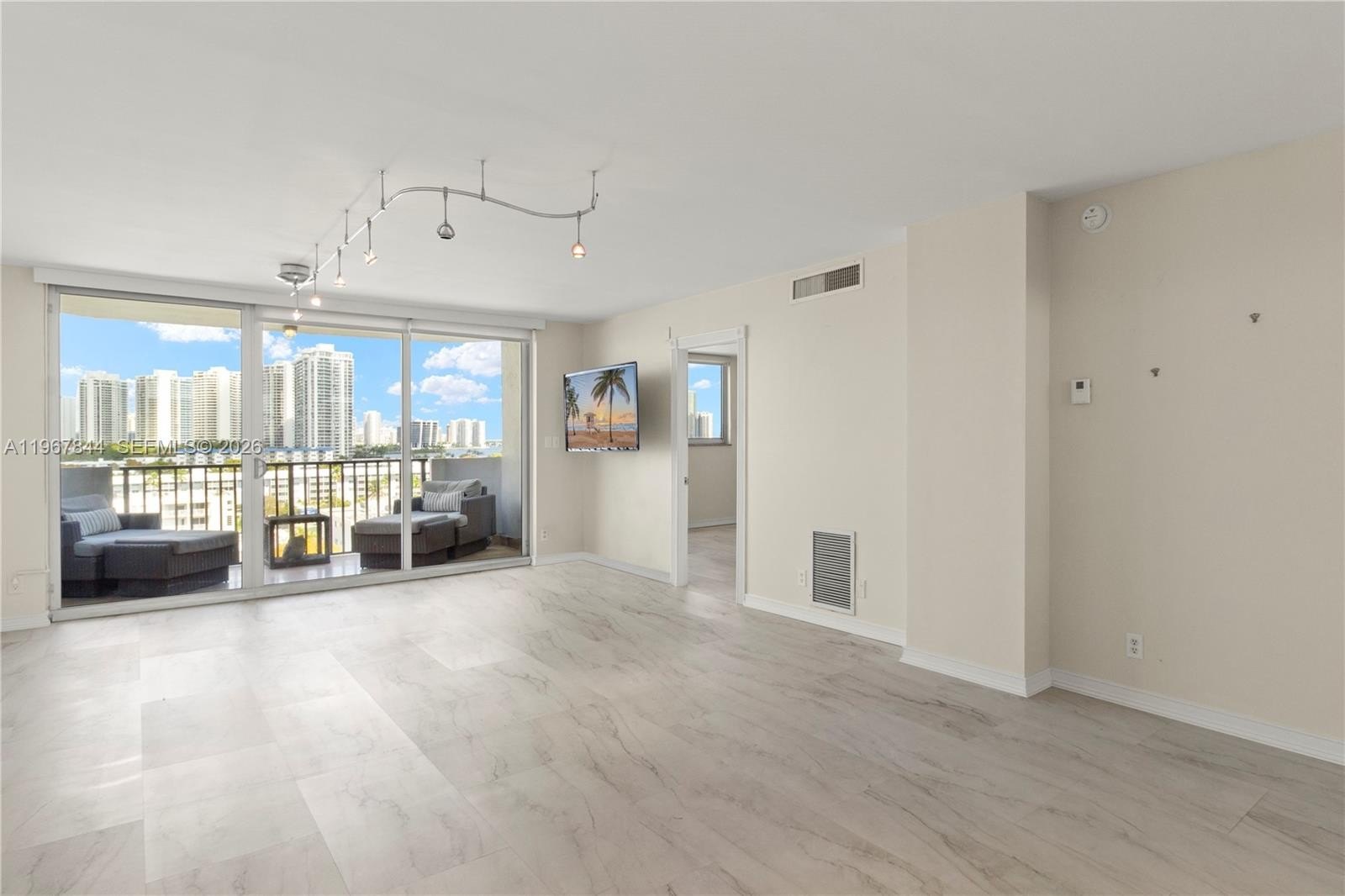 Condo 2BR 2BA - 3703 NE 166th St, North Miami Beach, FL