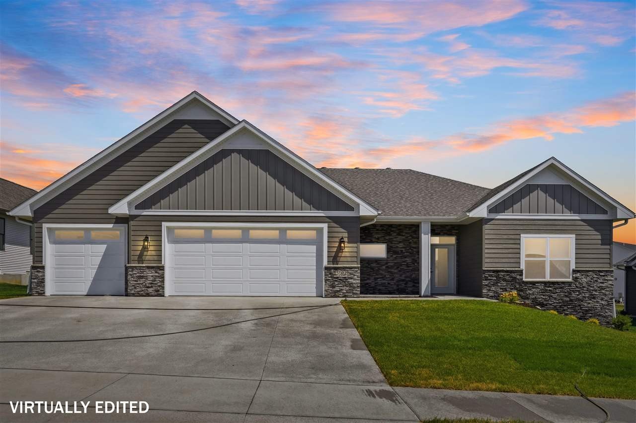 Single Family 5BR 4BA - 702 Lakeview Ct, Tiffin, IA