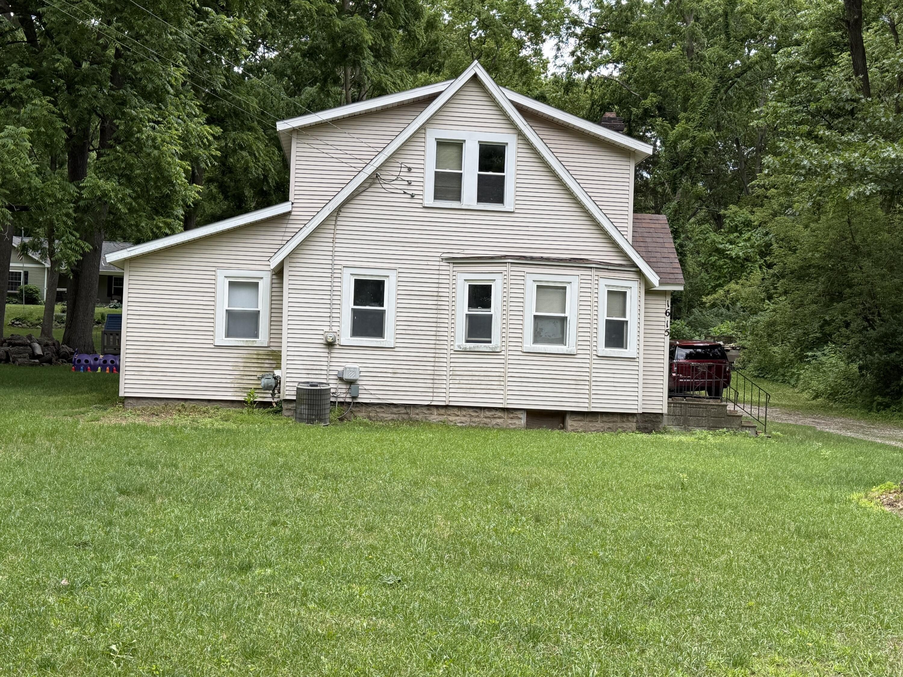 Single Family 4BR 2BA - 1615 Gilletts Lake Road, Jackson, MI