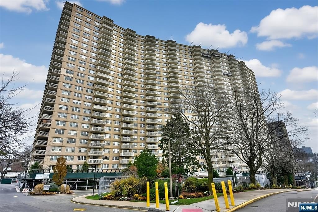 Co-op 2BR 2BA - 555 North 8N, Fort Lee, NJ