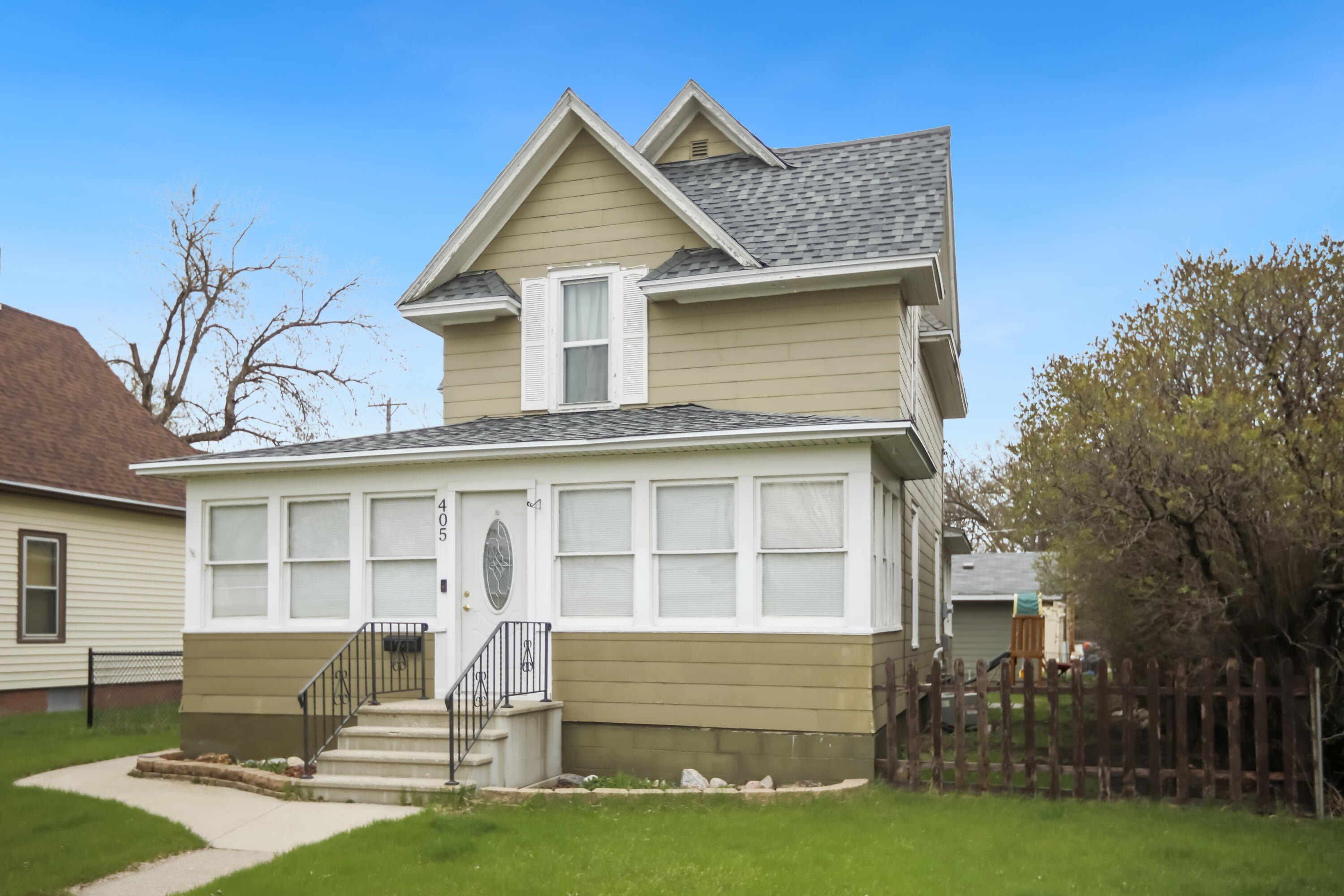 Single Family 3BR 1BA - 405 S Dakota Street, Aberdeen, SD
