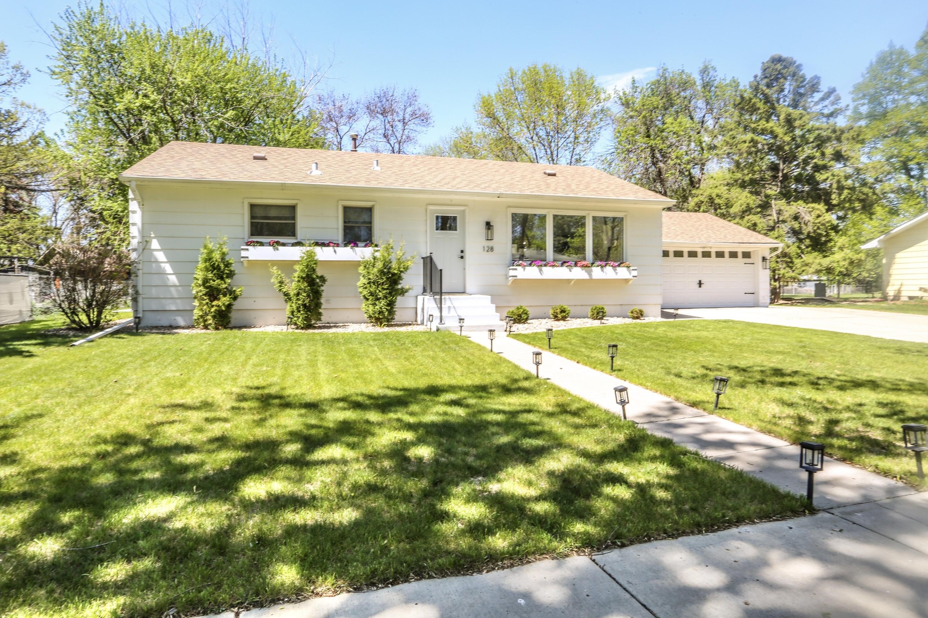Single Family 5BR 2BA - 128 Elizabeth Drive, Aberdeen, SD