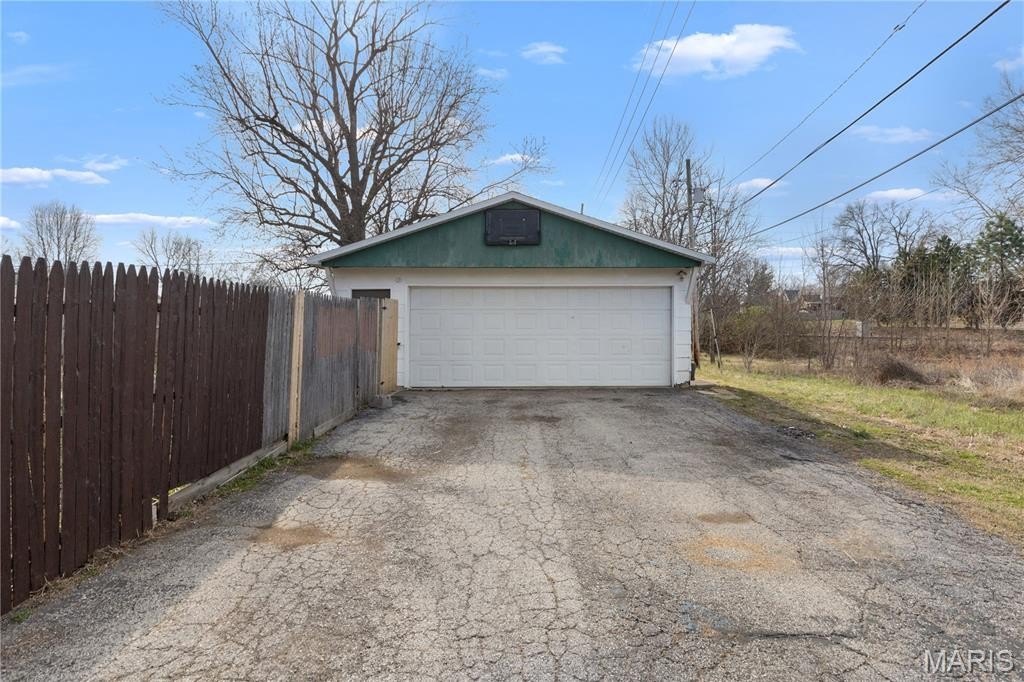 Single Family 4BR 1BA - 2004 W F Street, Belleville, IL