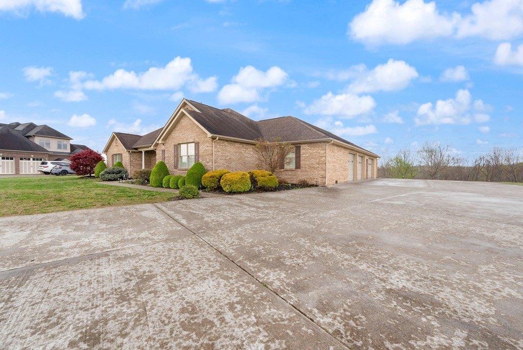 Single Family 3BR 3BA - 659 Phoenix Place Boulevard, Hazard, KY
