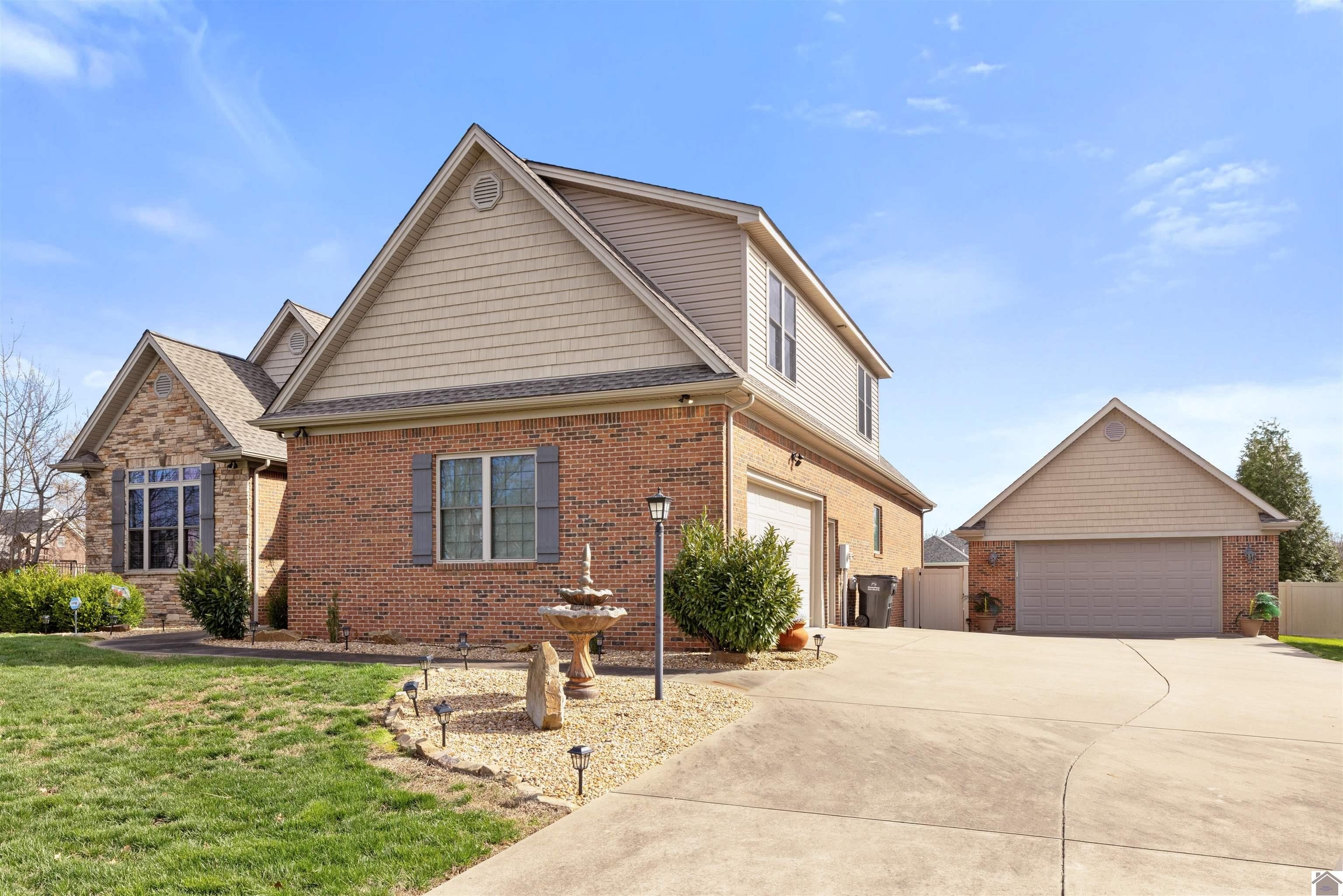 Single Family 4BR 3BA - 125 Pershing Way, Paducah, KY