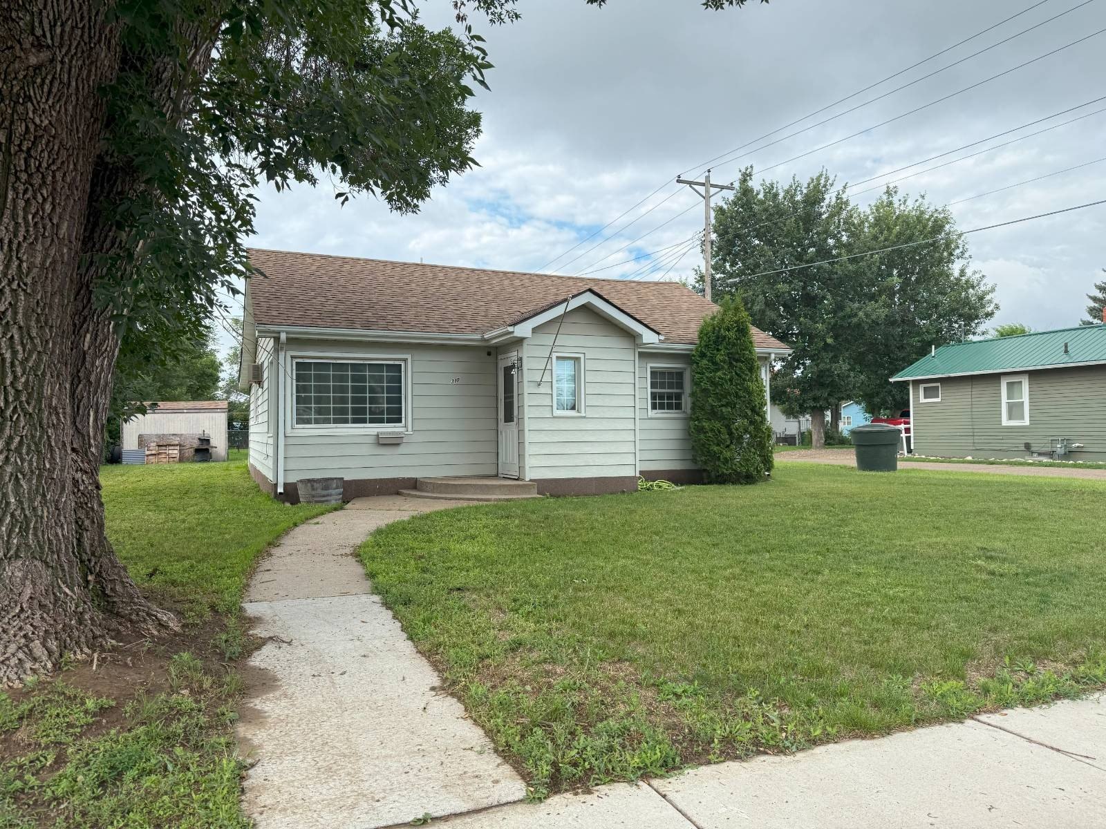 Single Family 2BR 1BA - 310 4th St SW, Sidney, MT