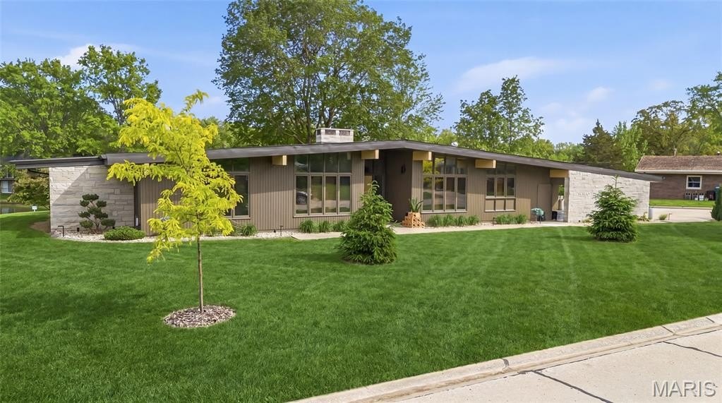 Single Family 3BR 3BA - 605 Dolphin Drive W, Highland, IL