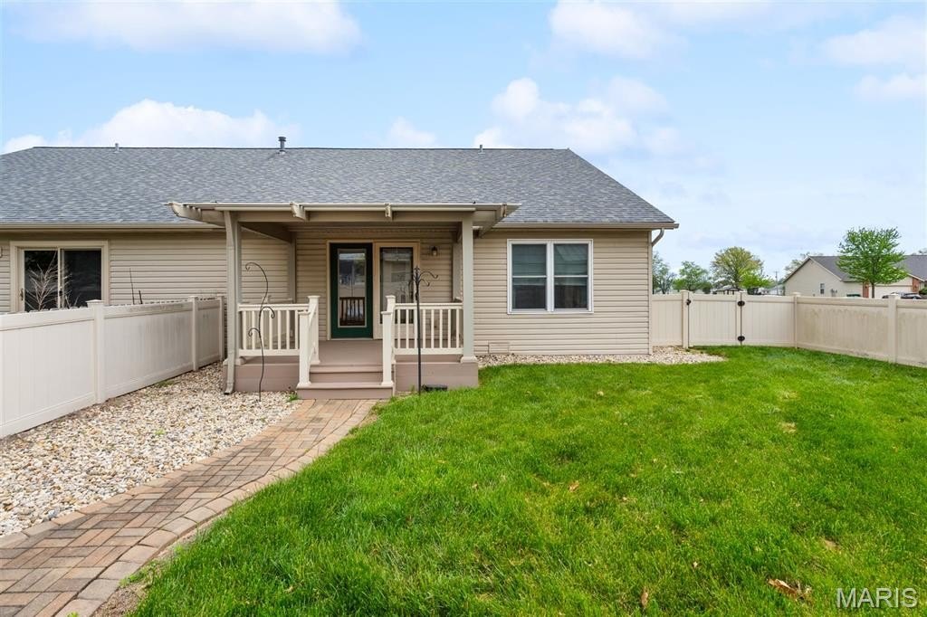 Single Family 2BR 2BA - 10954 Kentfield Drive, Lebanon, IL