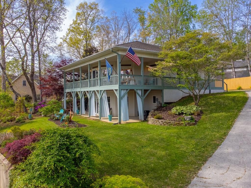 Single Family 2BR 3BA - 218 Lakeshore Drive, Hayesville, NC