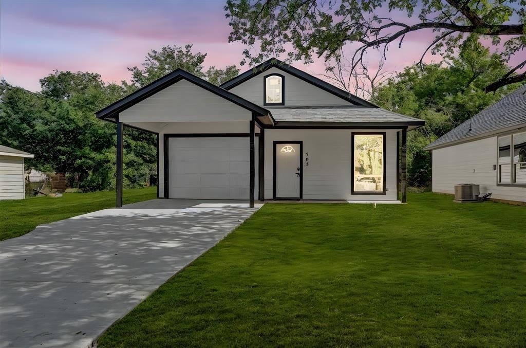 Single Family 3BR 2BA - 705 E Hanna Street, Denison, TX
