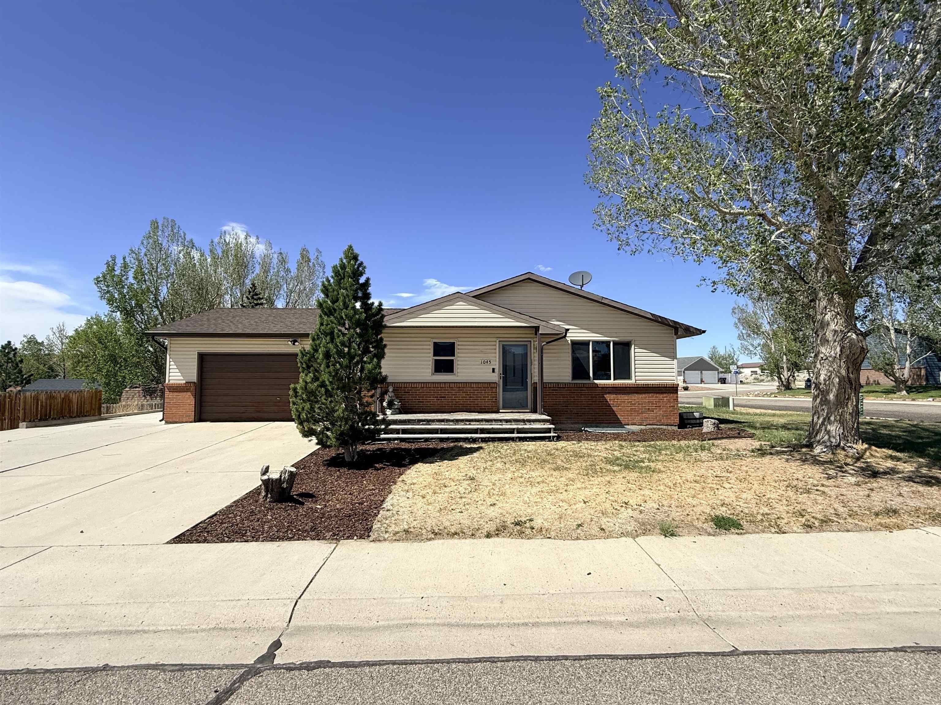 Single Family 3BR 2BA - 1045 Cypress Circle, Rock Springs, WY