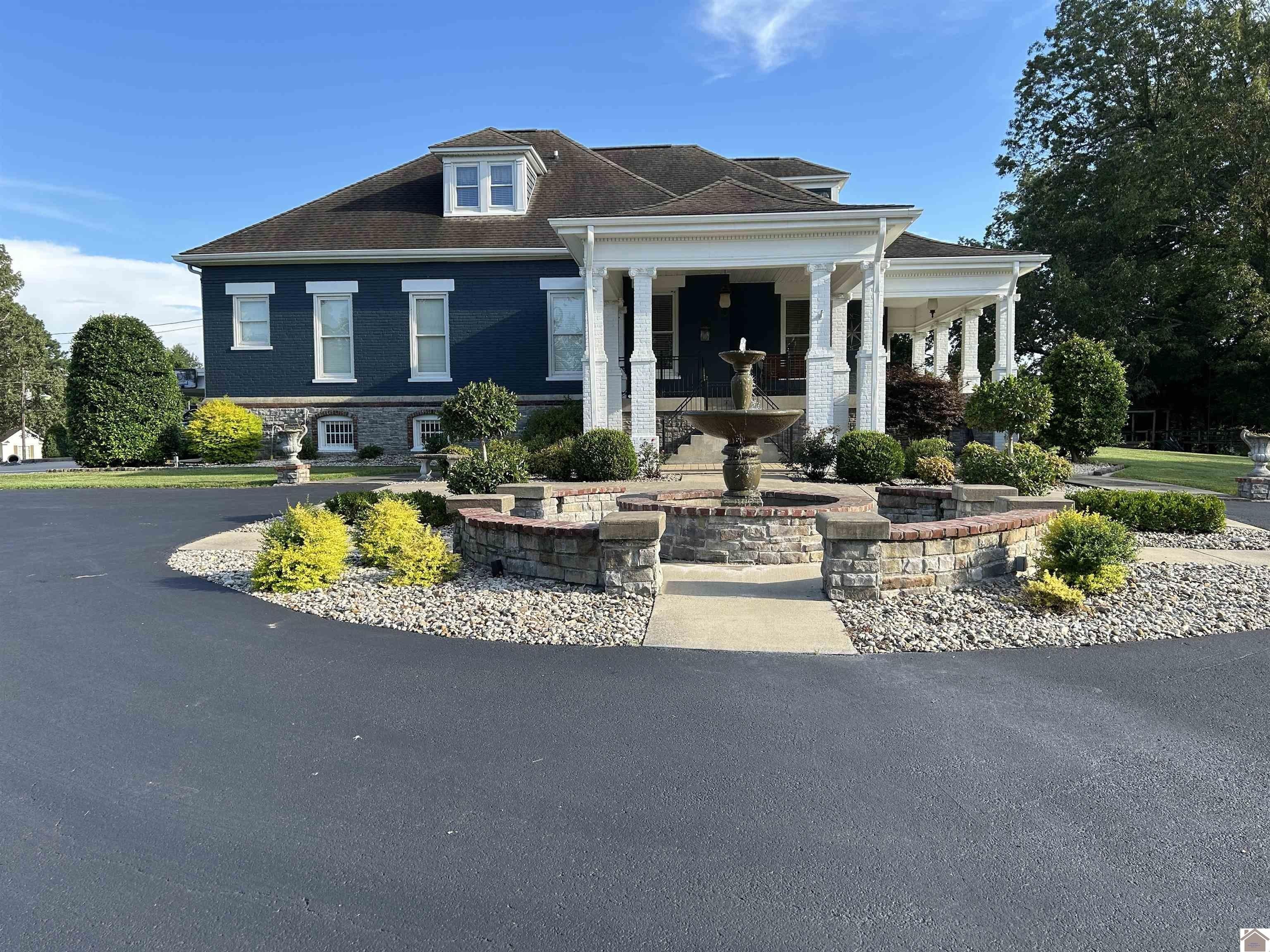 Single Family 5BR 4BA - 1208 Shelby McCallum Dr, Benton, KY
