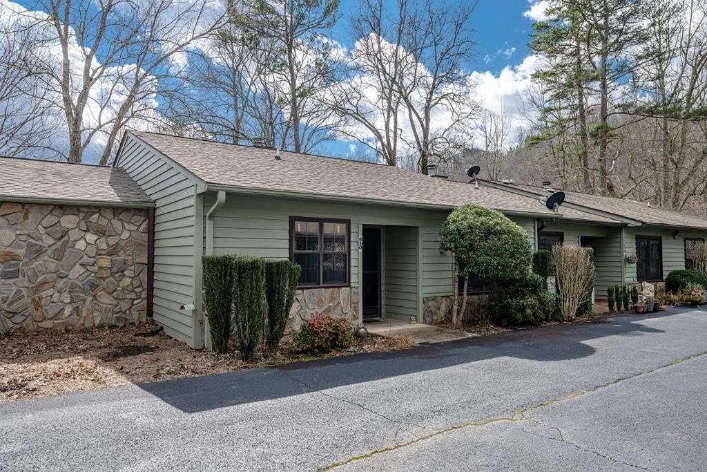 Single Family 2BR 2BA - 850 Country Club Drive, Franklin, NC