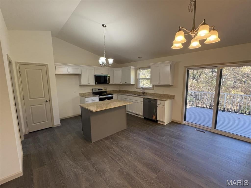 Single Family 3BR 2BA - 25156 Woodridge Drive, Warrenton, MO