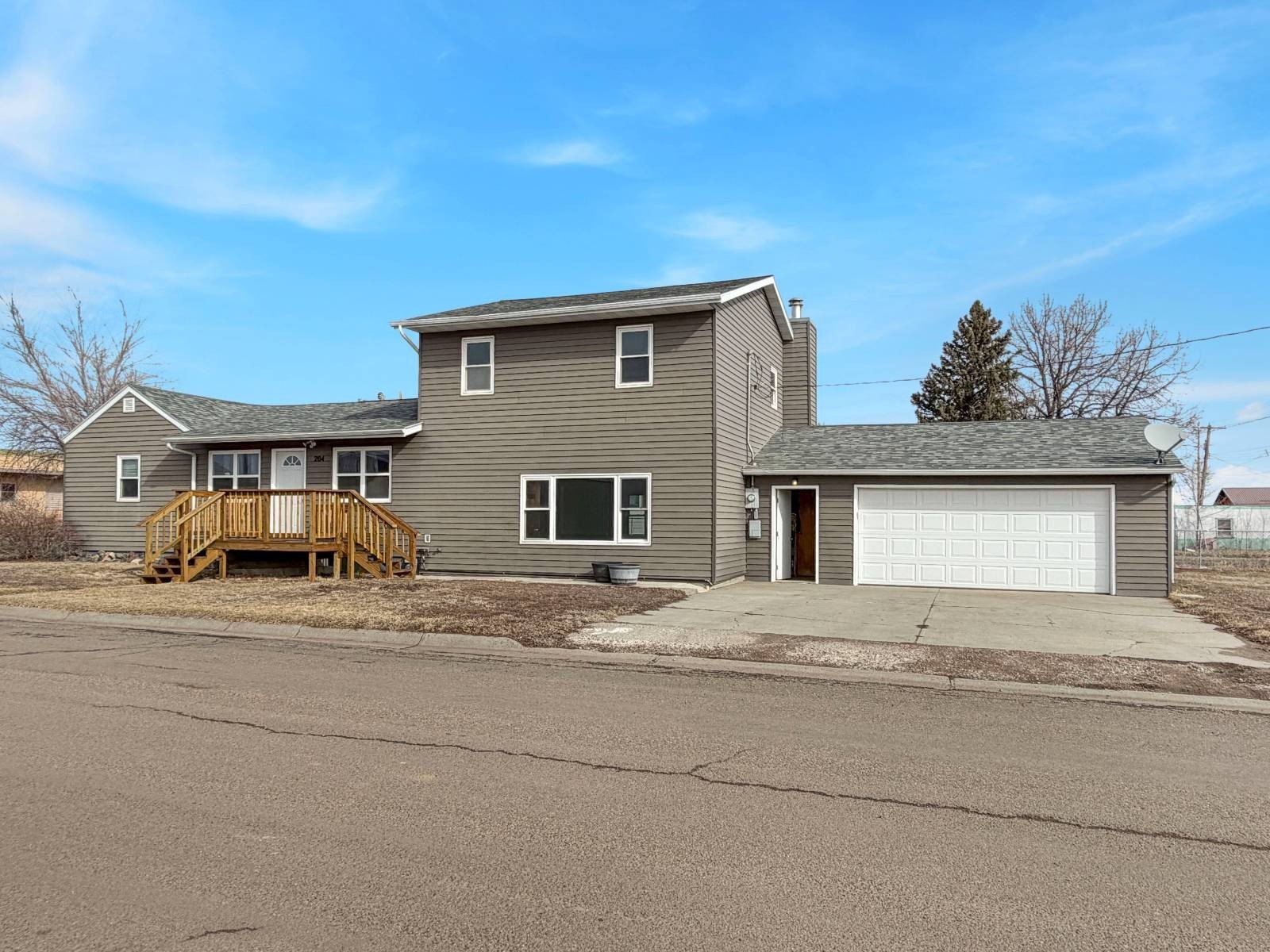 Single Family 4BR 2BA - 204 3rd St NE, Sidney, MT