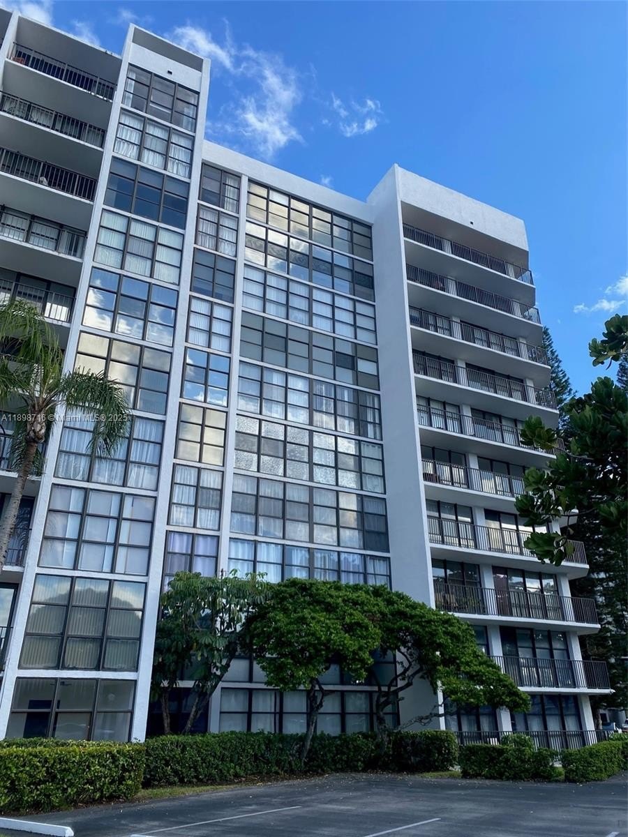 Condo 1BR 2BA - 1000 Parkview Dr, Hallandale Beach, FL
