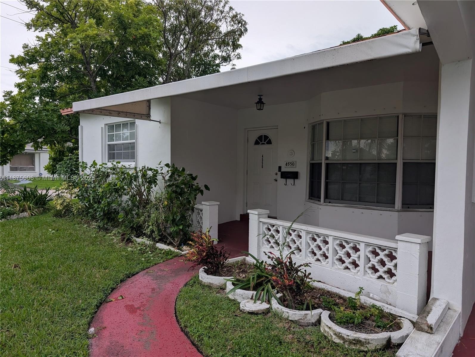 Single Family 2BR 2BA - 4550 NW 43rd St, Lauderdale Lakes, FL