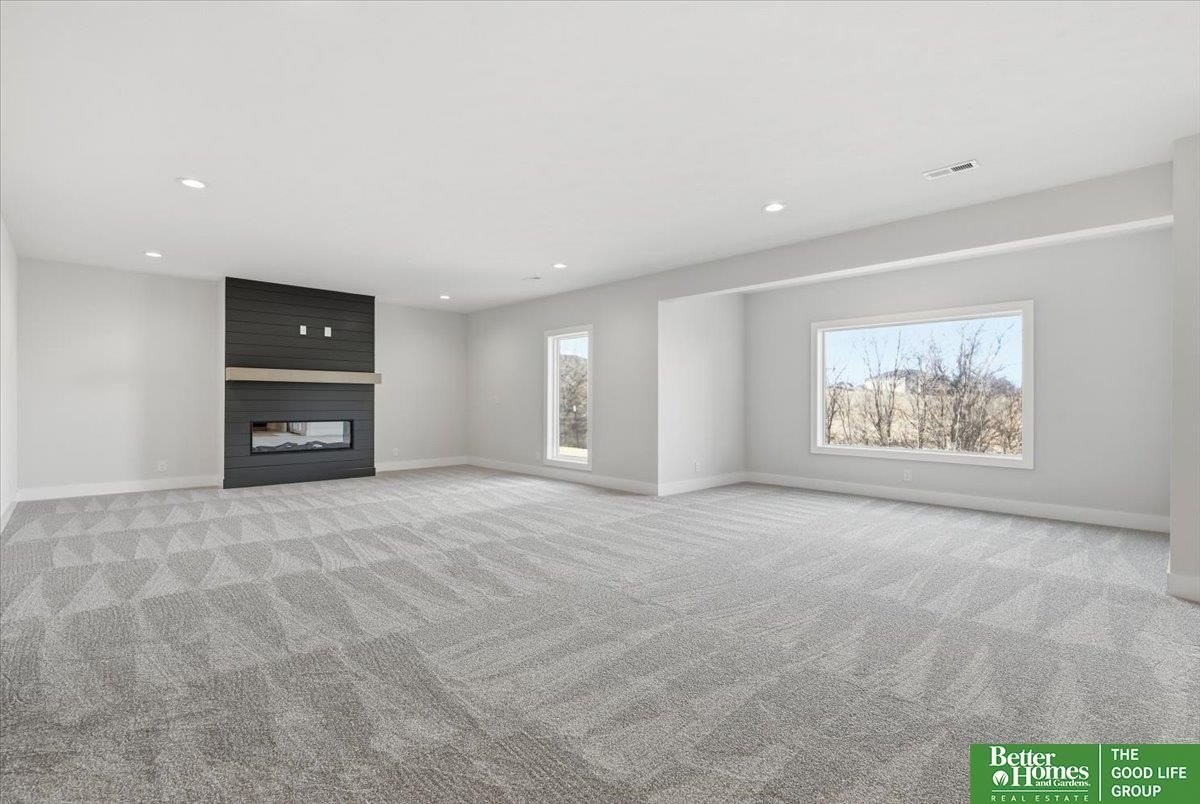 Single Family 5BR 3BA - 10019 Prospect Street, Papillion, NE