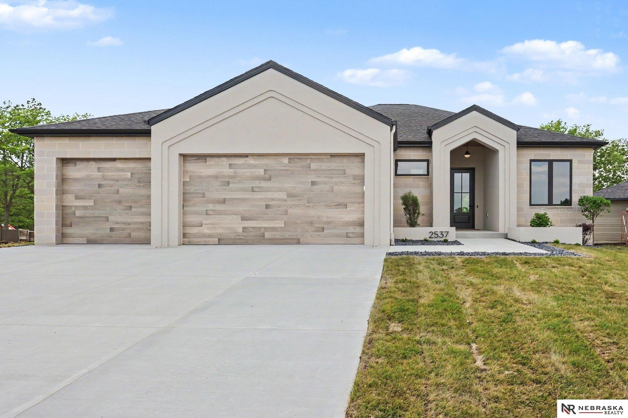 Single Family 4BR 3BA - 2537 S 102nd Street, Lincoln, NE