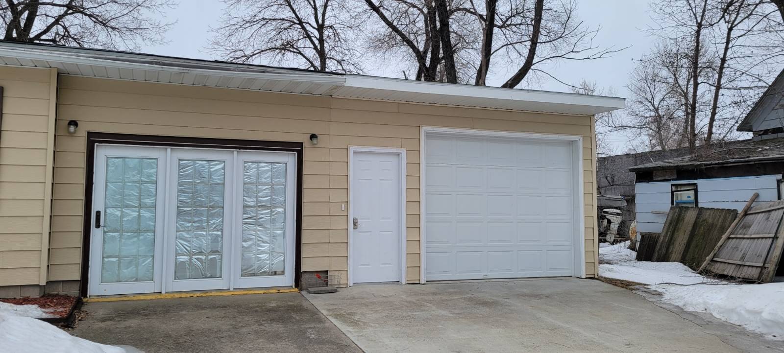 Single Family 2BR 1BA - 510 4th St W, Lakota, ND