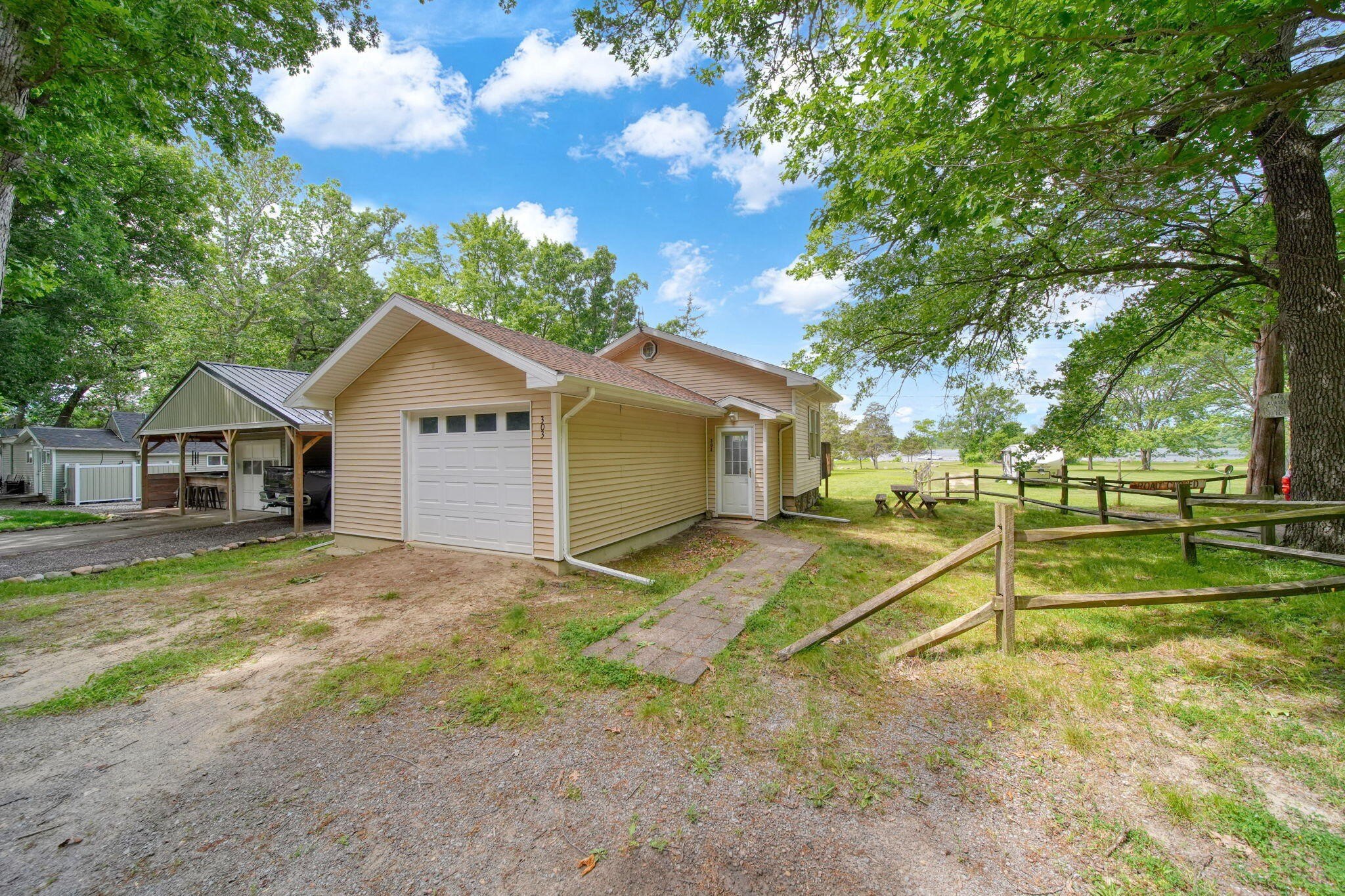 Single Family 1BA - 303 Cranberry Lake Road, Jackson, MI