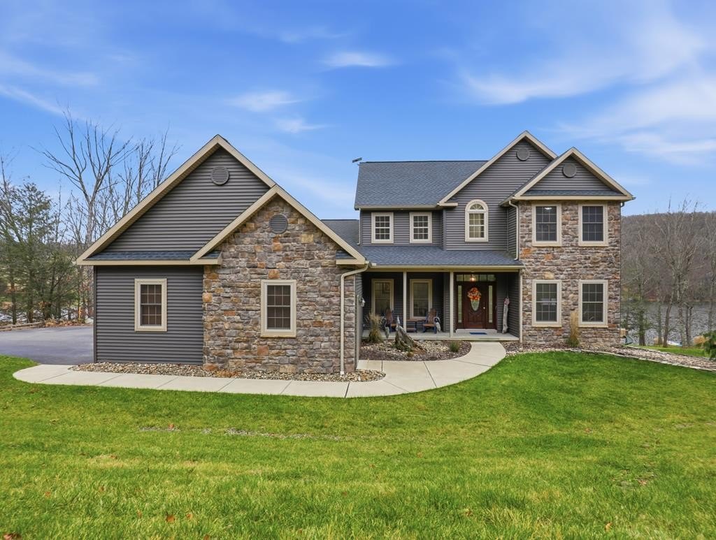 734 Lakeside Dr