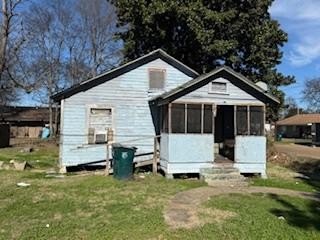 Single Family 3BR 1BA - 219 ELM sT, Greenwood, MS