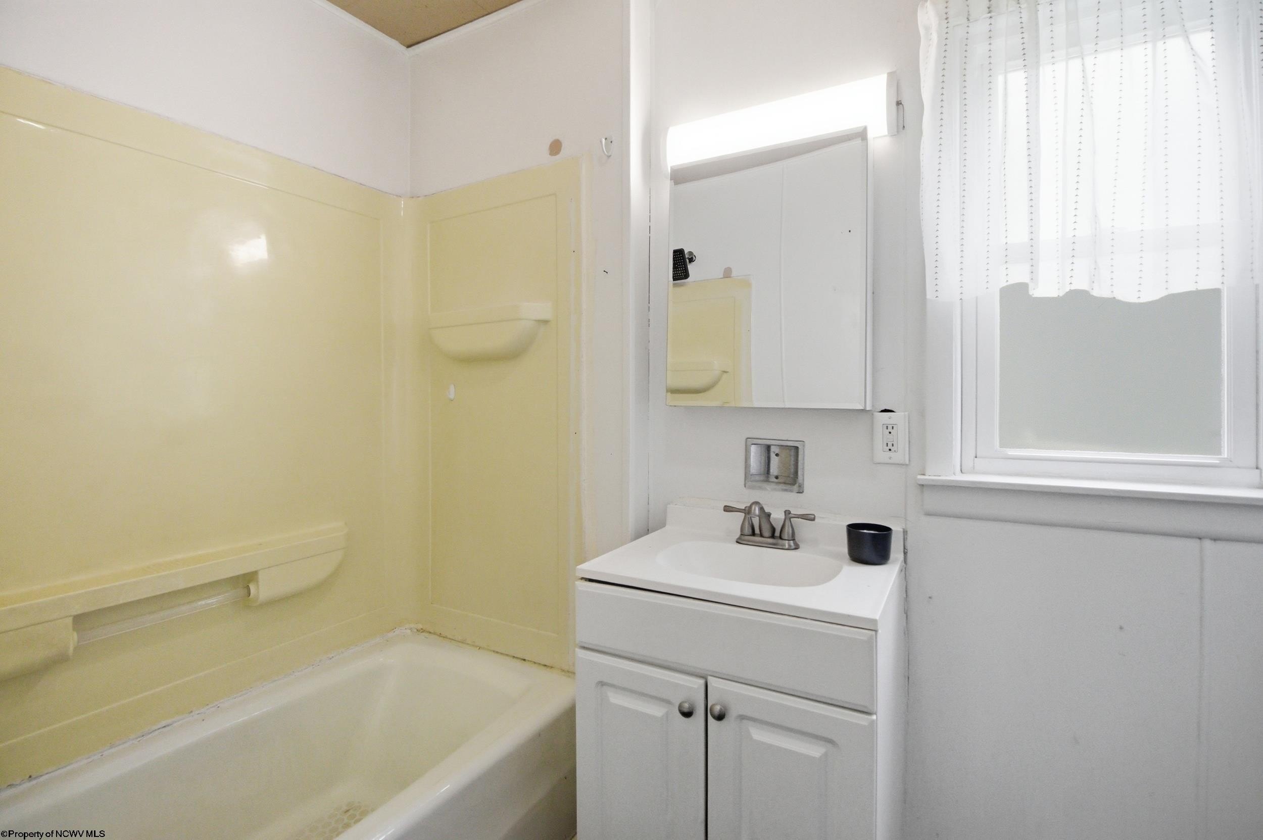 Single Family 2BR 1BA - 135 W Woodland Avenue, Clarksburg, WV