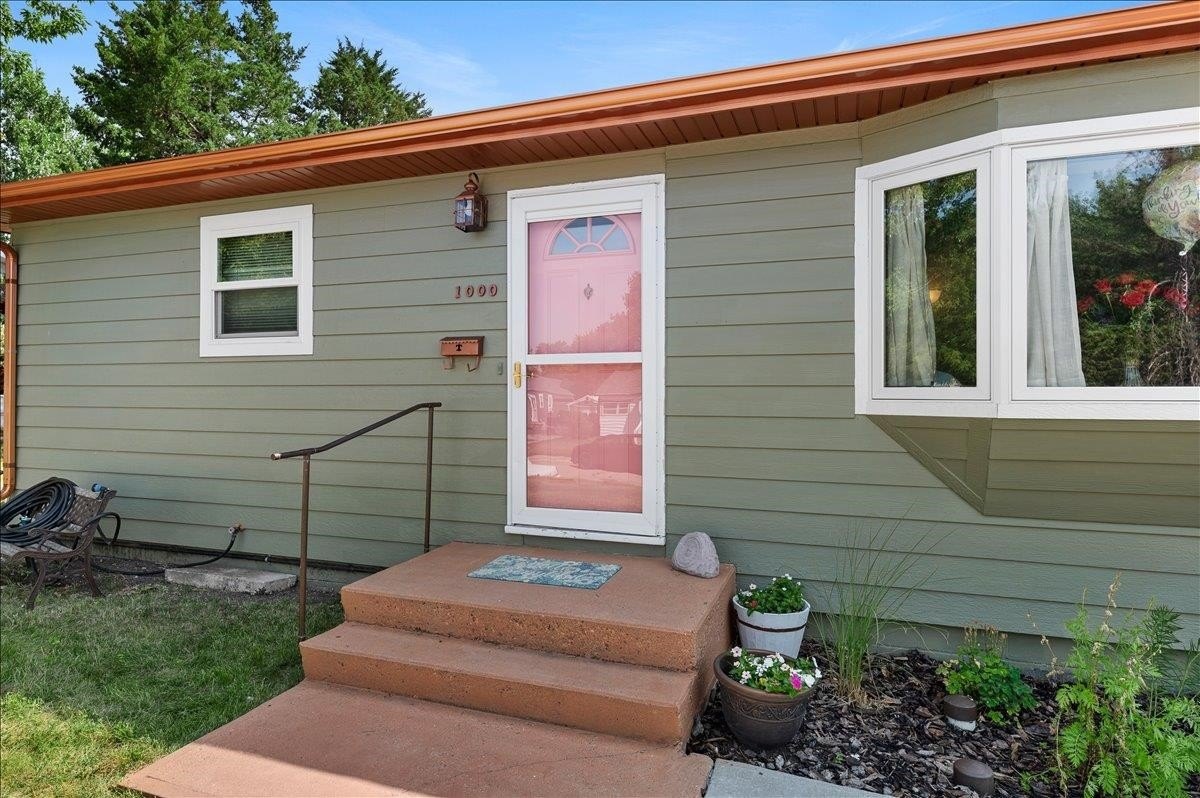 Single Family 3BR 2BA - 1000 Roberts Street, Belle Fourche, SD
