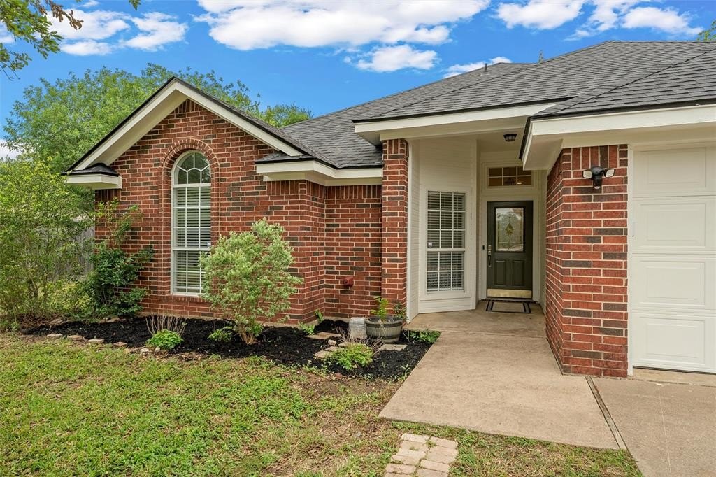 Single Family 4BR 2BA - 209 W Karnes Drive, Robinson, TX
