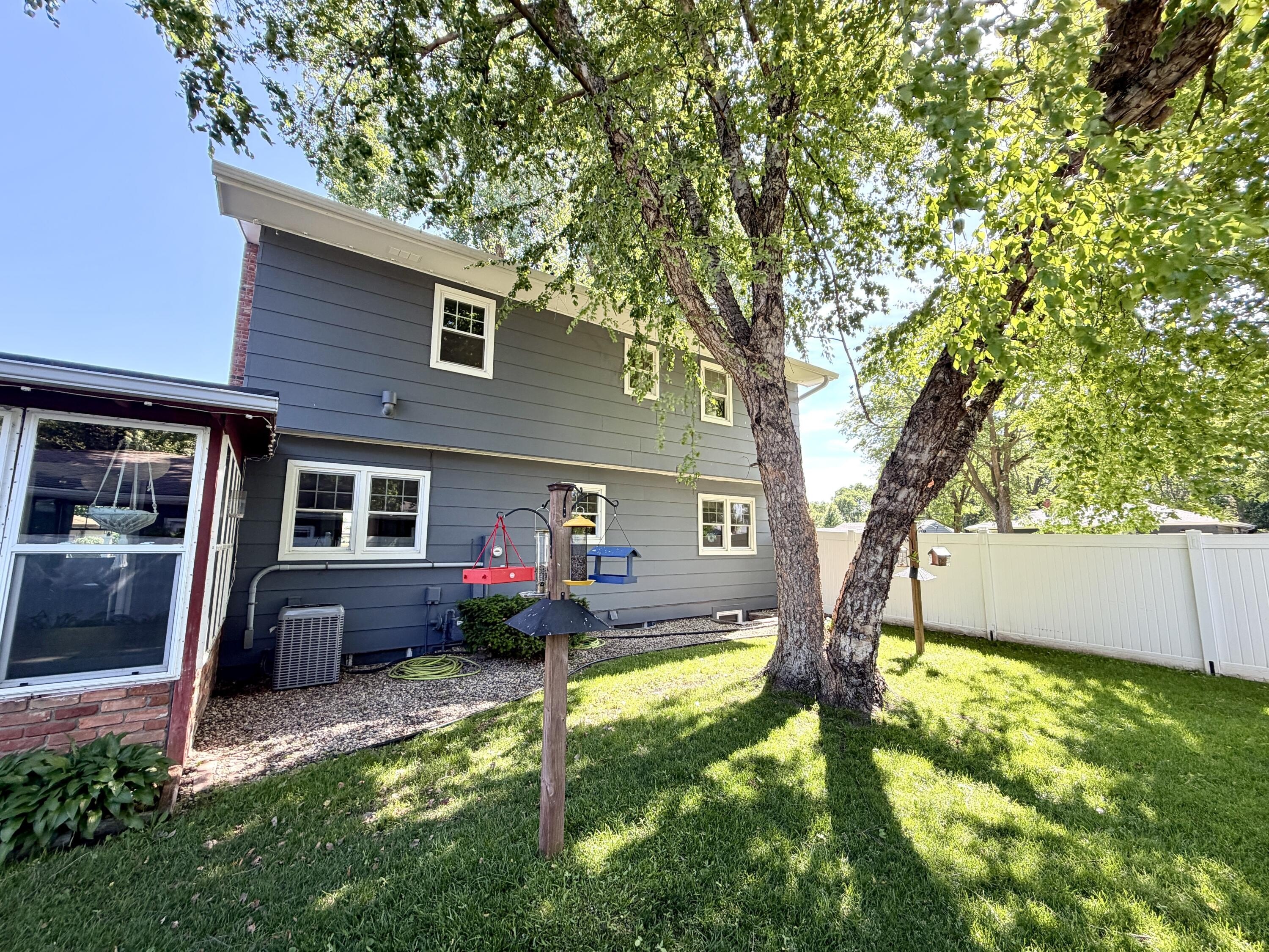 Single Family 5BR 3BA - 265 19th St SW, Huron, SD