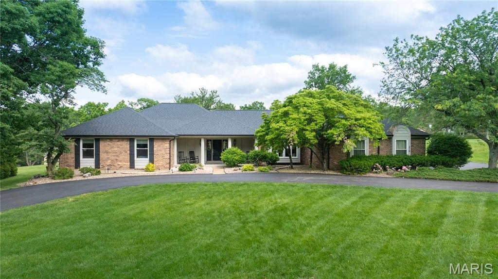 Single Family 4BR 4BA - 216 Whiting Lane, Clarkson Valley, MO
