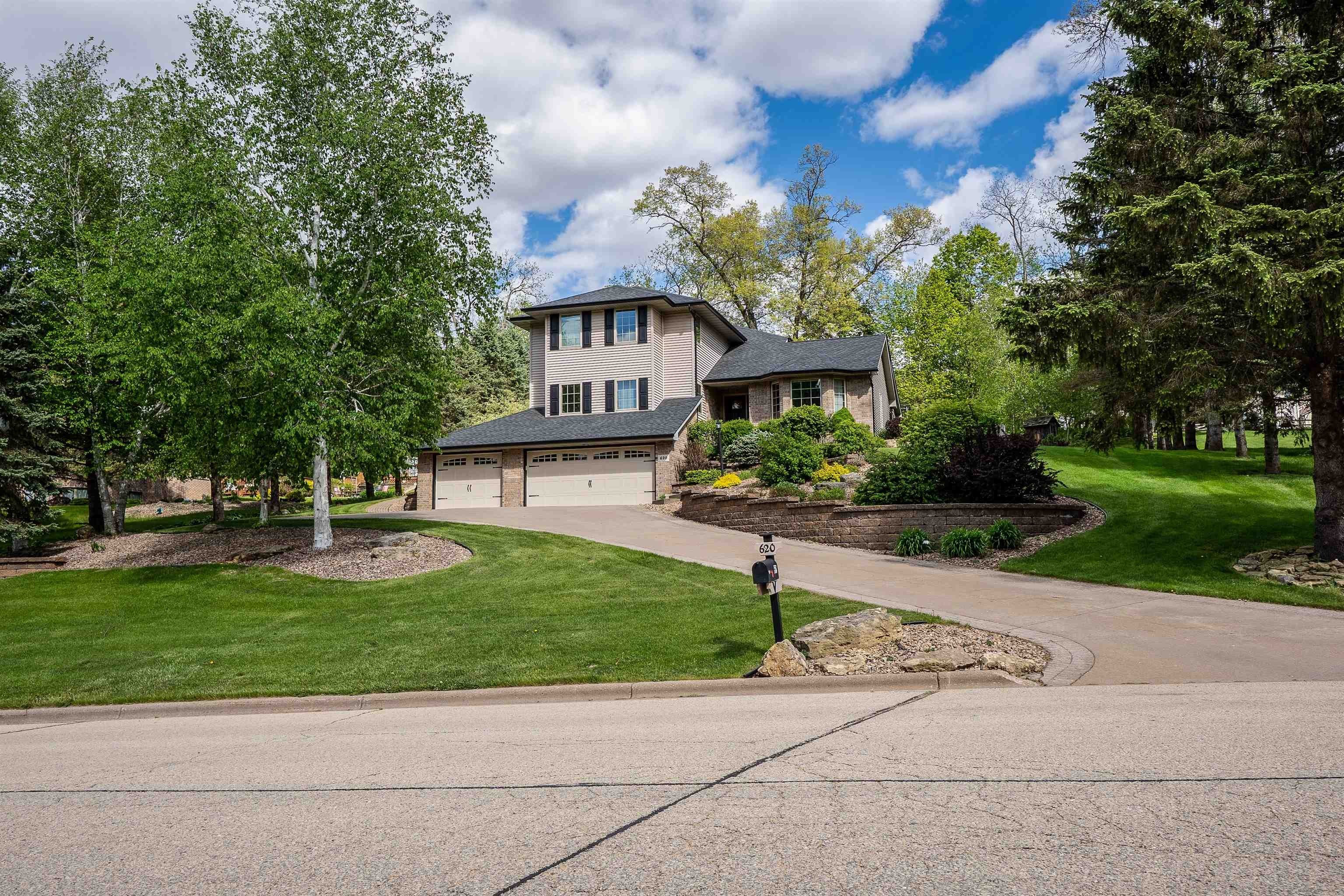 Single Family 4BR 4BA - 620 Pyrite Road, Platteville, WI
