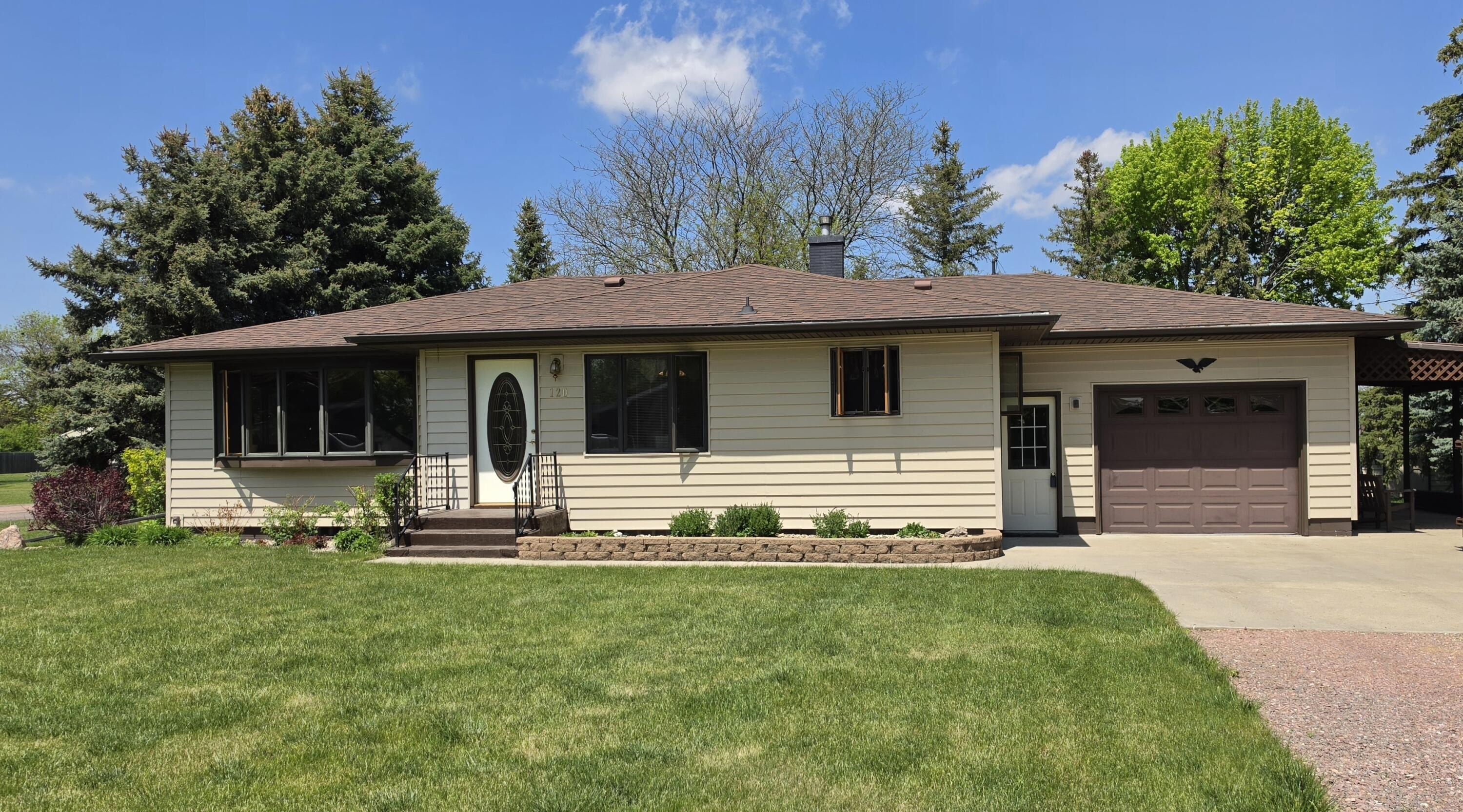 Single Family 4BR 2BA - 120 Wilmot Avenue, Ipswich, SD