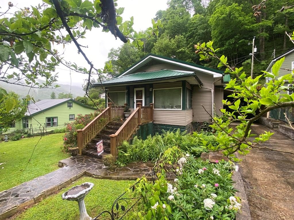 Single Family 3BR 1BA - 60 Warm Hollow Road, Matewan, WV