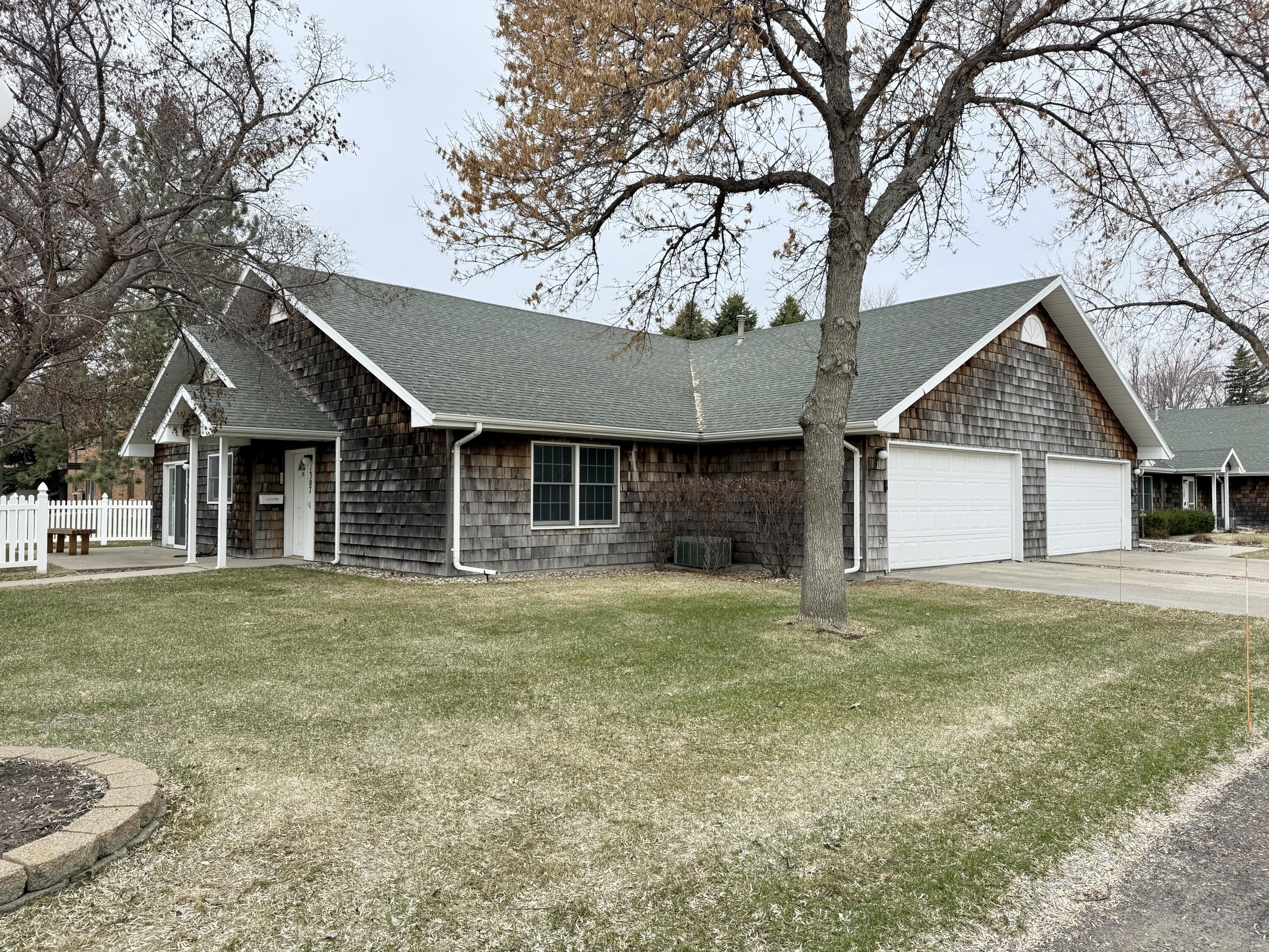 Single Family 2BR 2BA - 1307 N Dakota Street, Aberdeen, SD