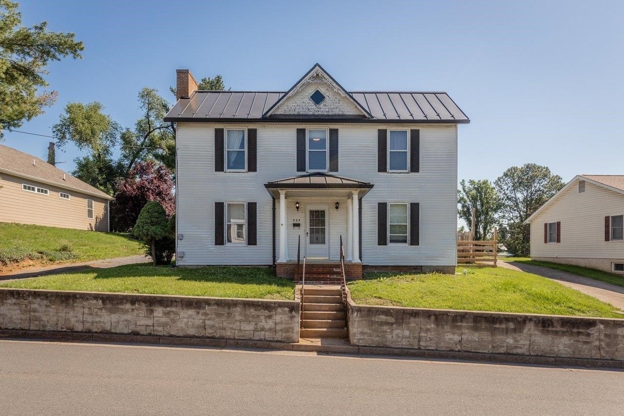 Single Family 4BR 2BA - 420 W SPRING ST, WOODSTOCK, VA