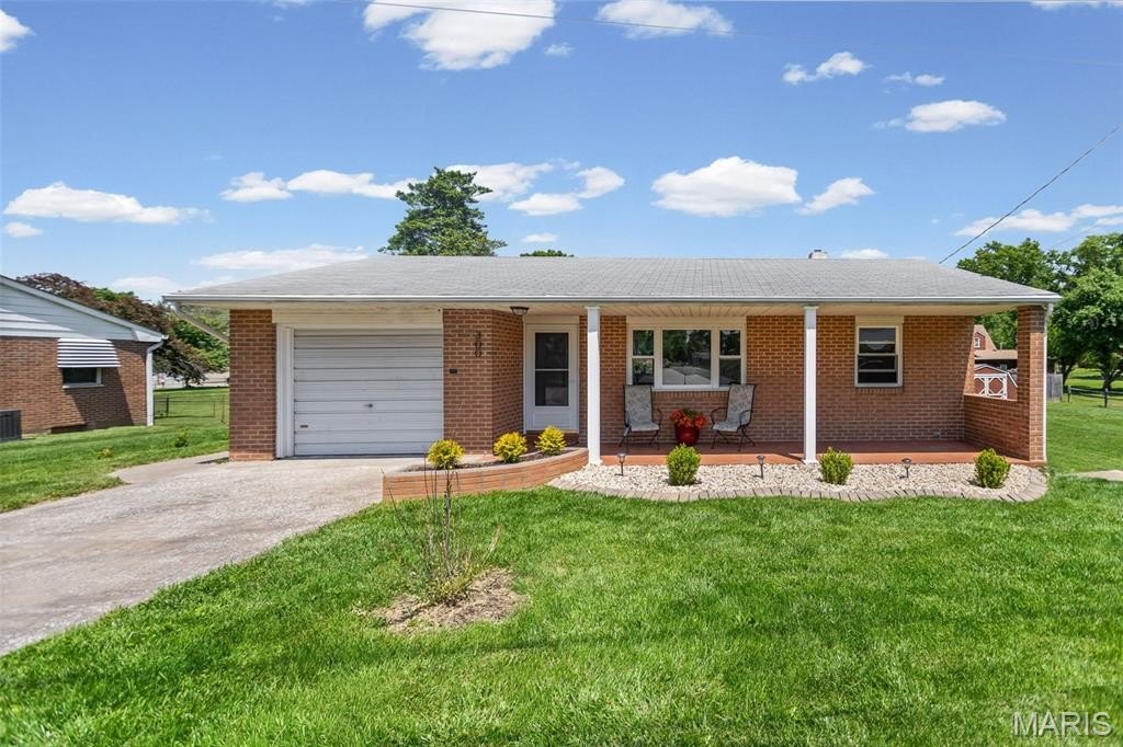 Single Family 1BR 1BA - 300 Nelder Drive, Godfrey, IL