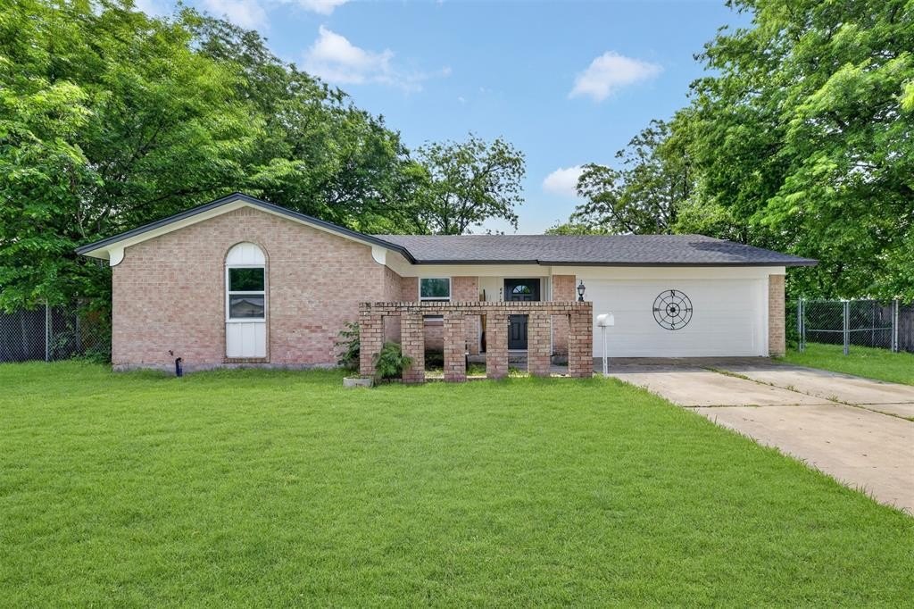 Single Family 4BR 2BA - 6412 Embassy Drive, Forest Hill, TX