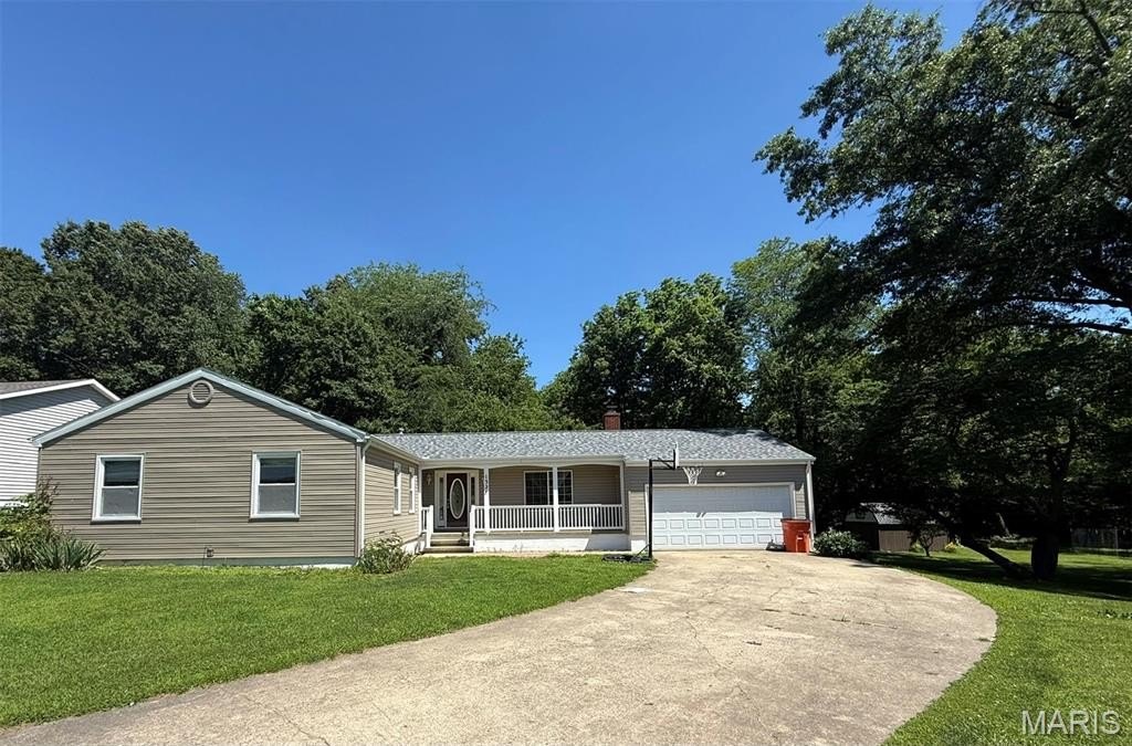 Single Family 3BR 2BA - 1327 Morning Glory Drive, Vandalia, IL