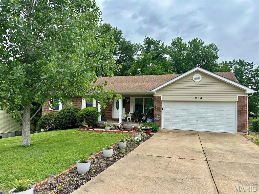 Single Family 4BR 3BA - 1008 Cross Creek Drive, Imperial, MO