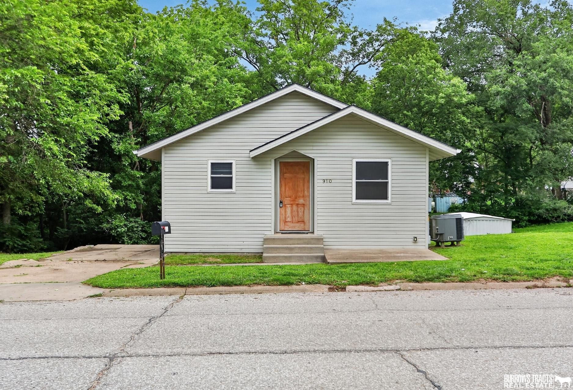 Single Family 2BR 2BA - 910 9th Avenue, Plattsmouth, NE