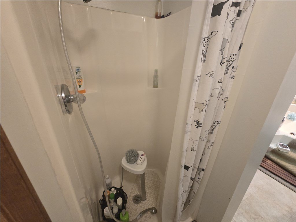 Single Family 4BR 4BA - 1404 Radio Dr, Rural Retreat, VA