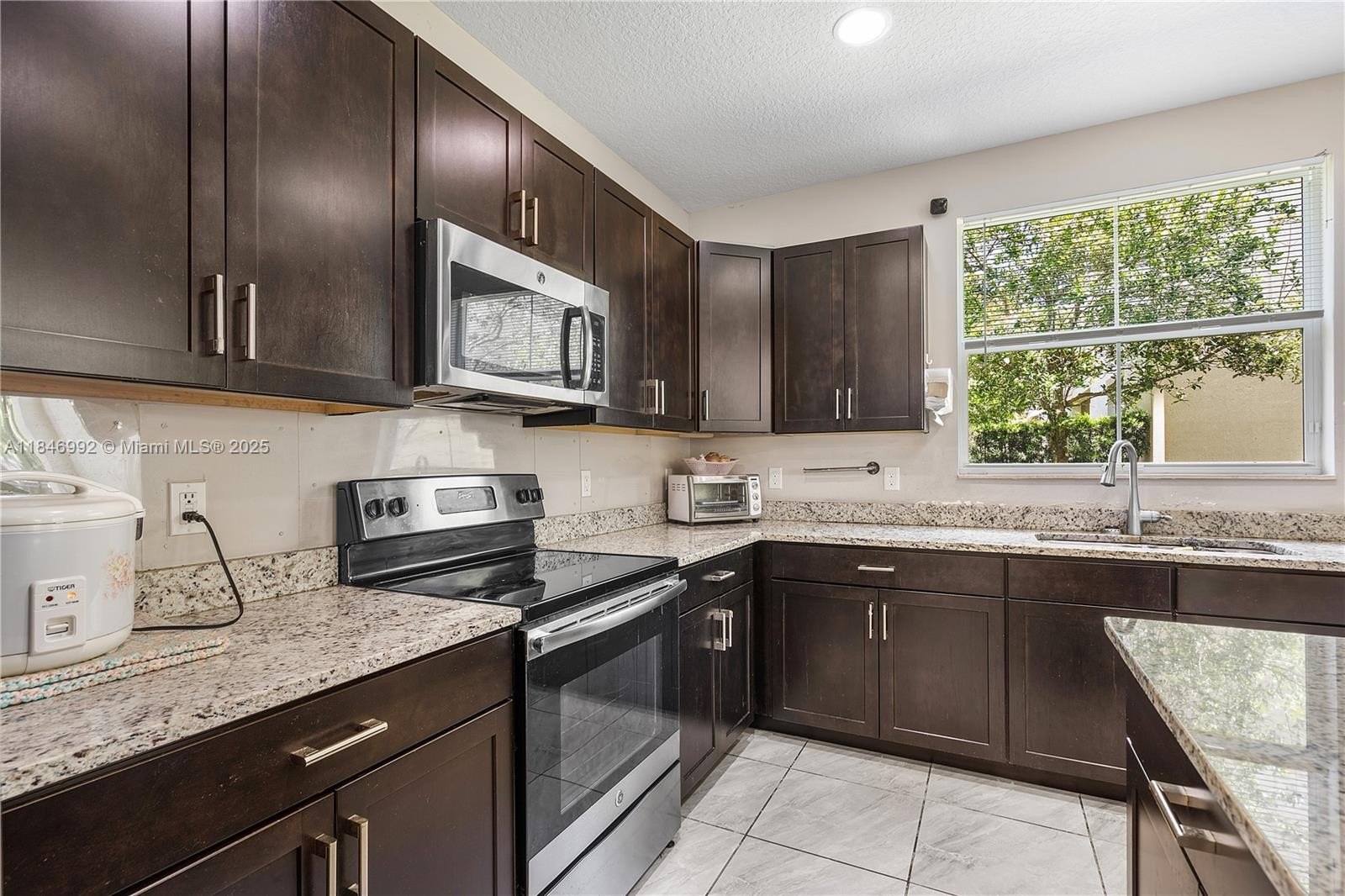 Single Family 4BR 3BA - 6411 Osprey Landing St, Davie, FL