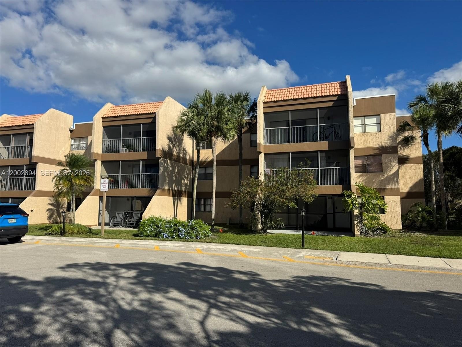 Condo 2BR 2BA - 240 Lakeview Dr, Weston, FL